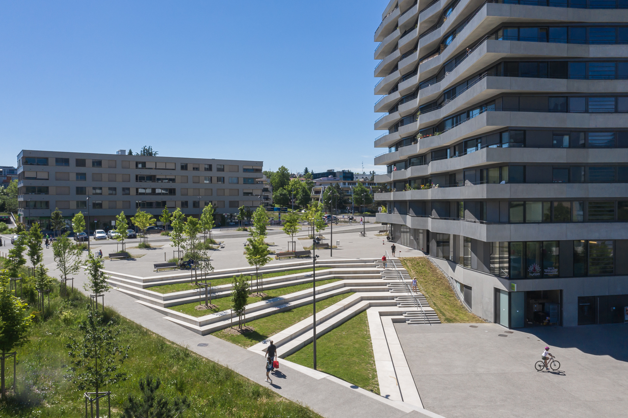 De larges aménagements urbains permettent d’accueillir les habitants et les usagers au cœur du quartier.